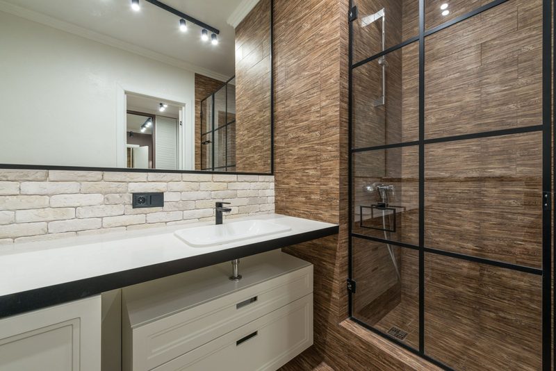 Siyah ızgara desenli sabit cam panelli walk-in duş